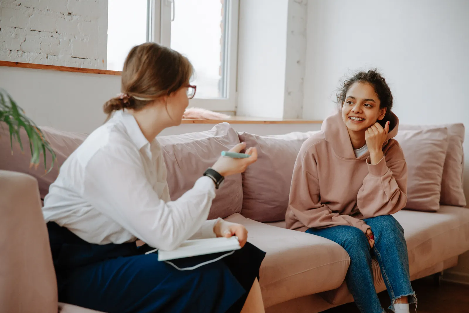 A woman having a relaxed conversation with a counsellor